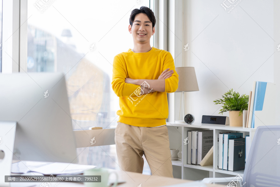 年轻男子休闲办公