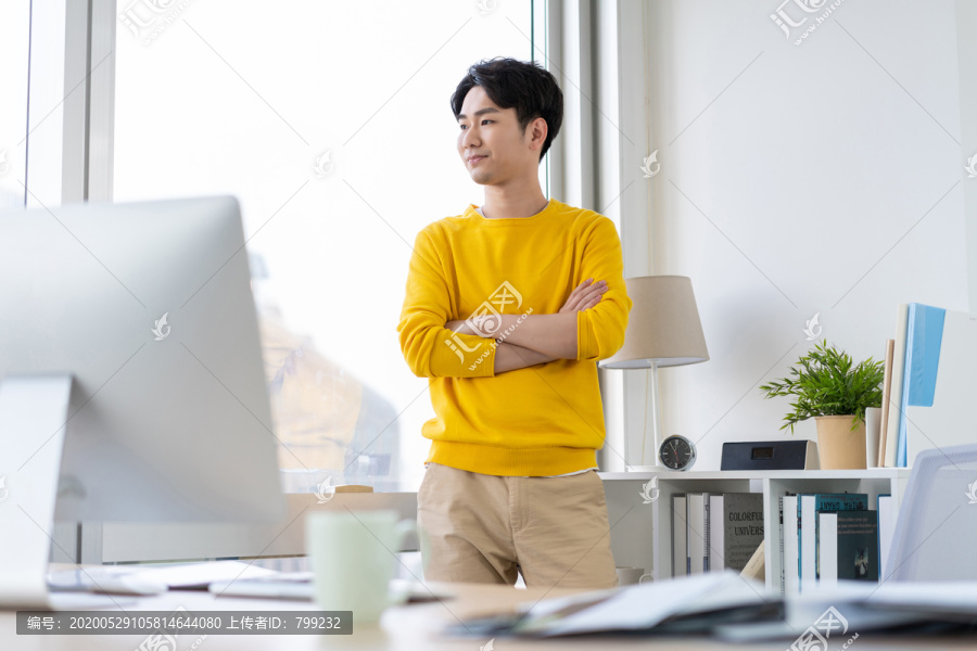 年轻男子休闲办公