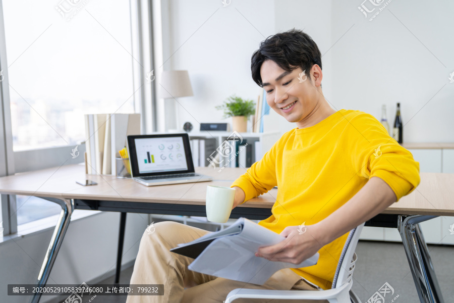 年轻男子休闲办公