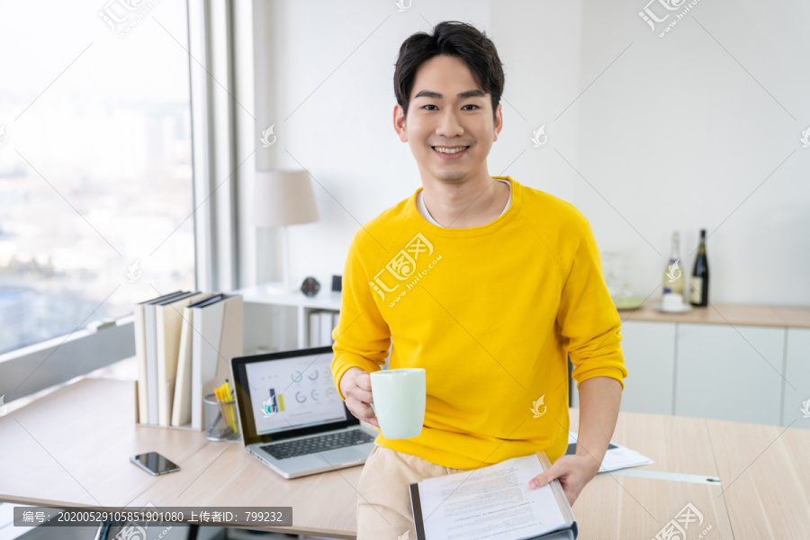 年轻男子休闲办公