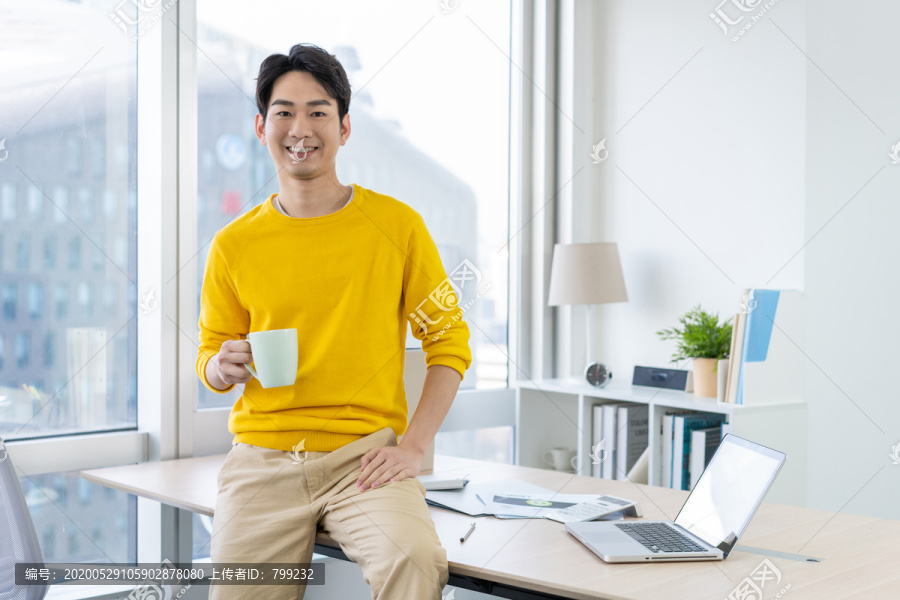 年轻男子休闲办公