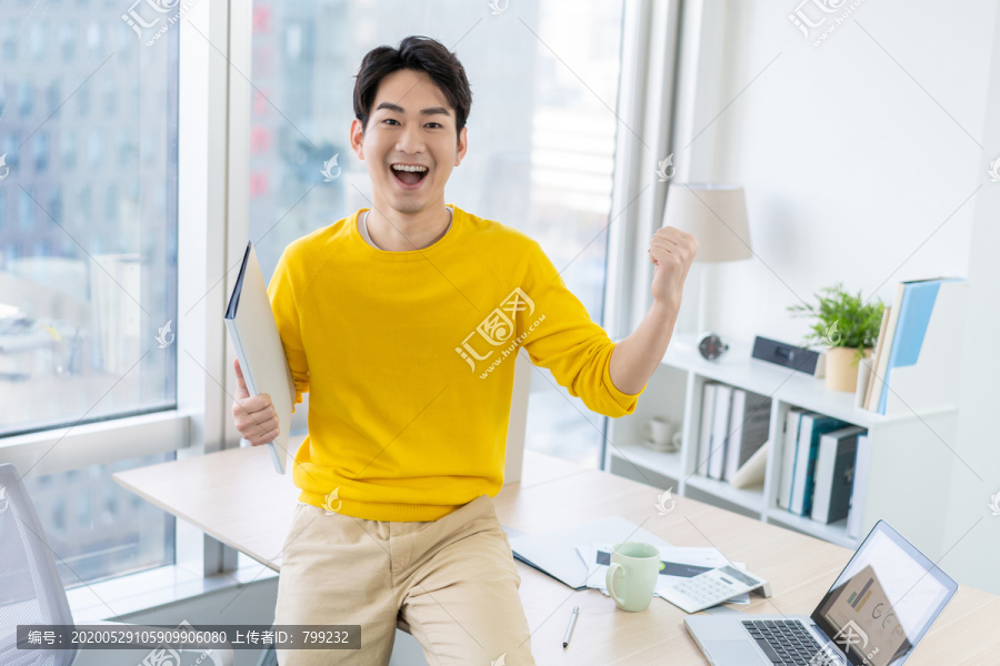 年轻男子休闲办公