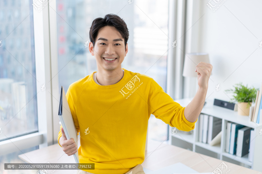 年轻男子休闲办公
