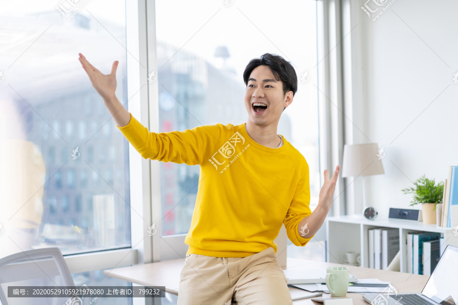 年轻男子休闲办公