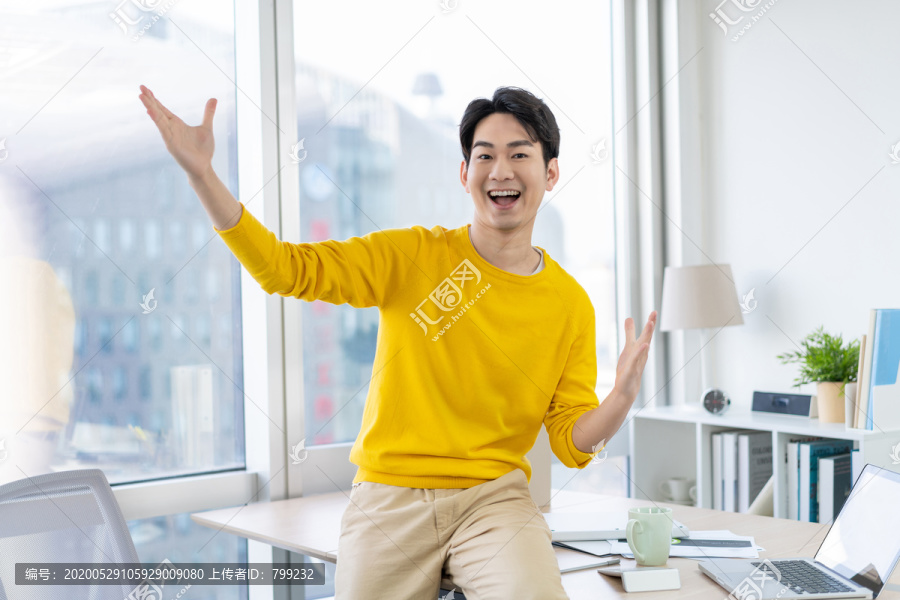 年轻男子休闲办公