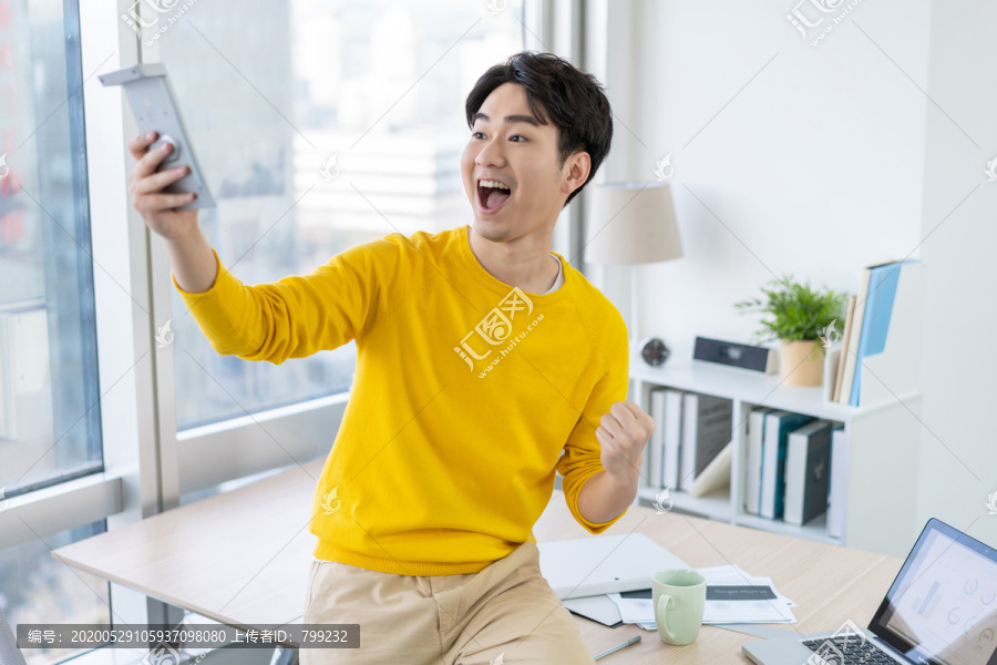 年轻男子休闲办公