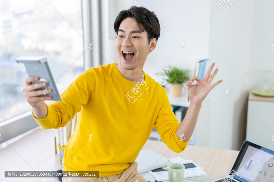 年轻男子休闲办公