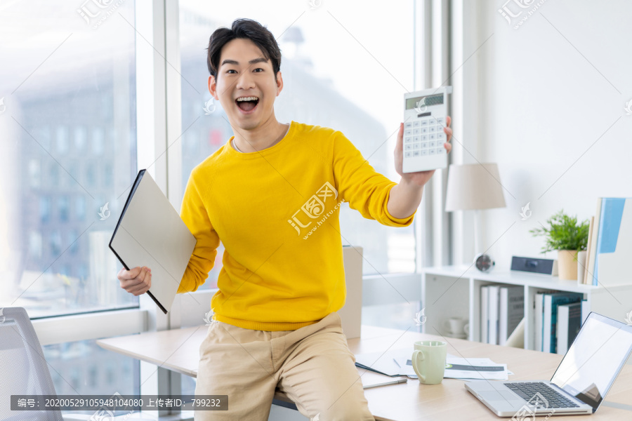 年轻男子休闲办公
