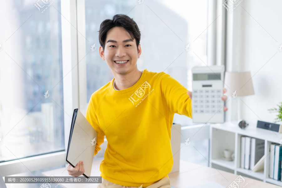 年轻男子休闲办公
