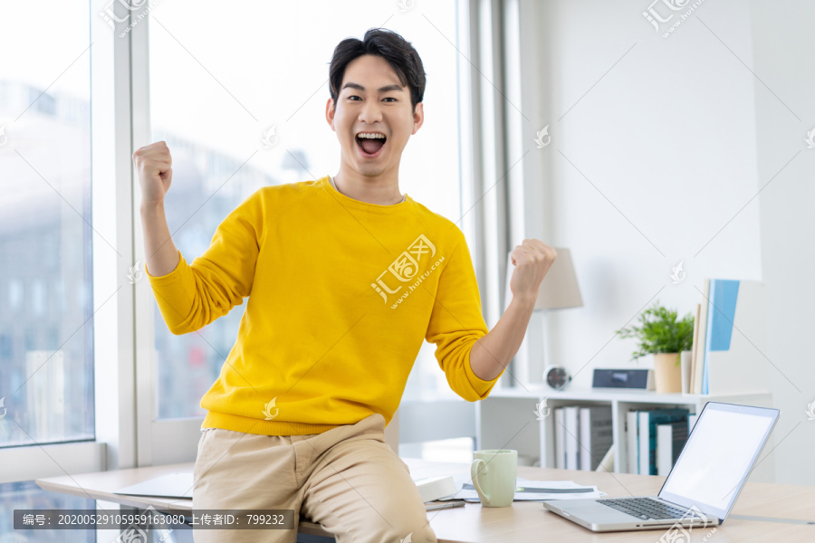 年轻男子休闲办公