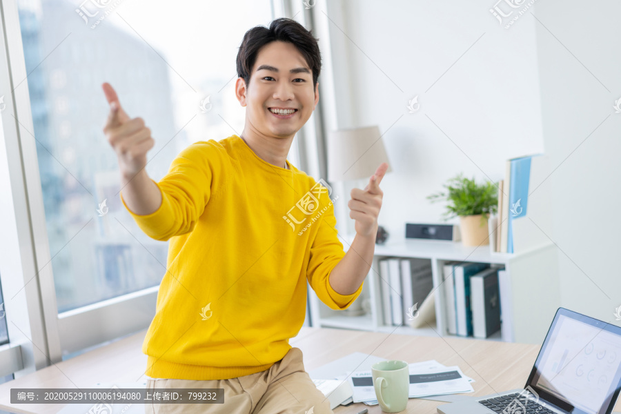年轻男子休闲办公