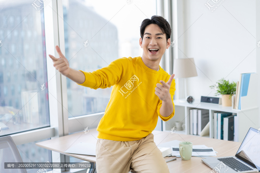 年轻男子休闲办公