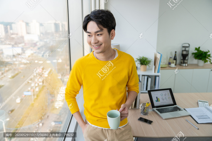 年轻男子休闲办公