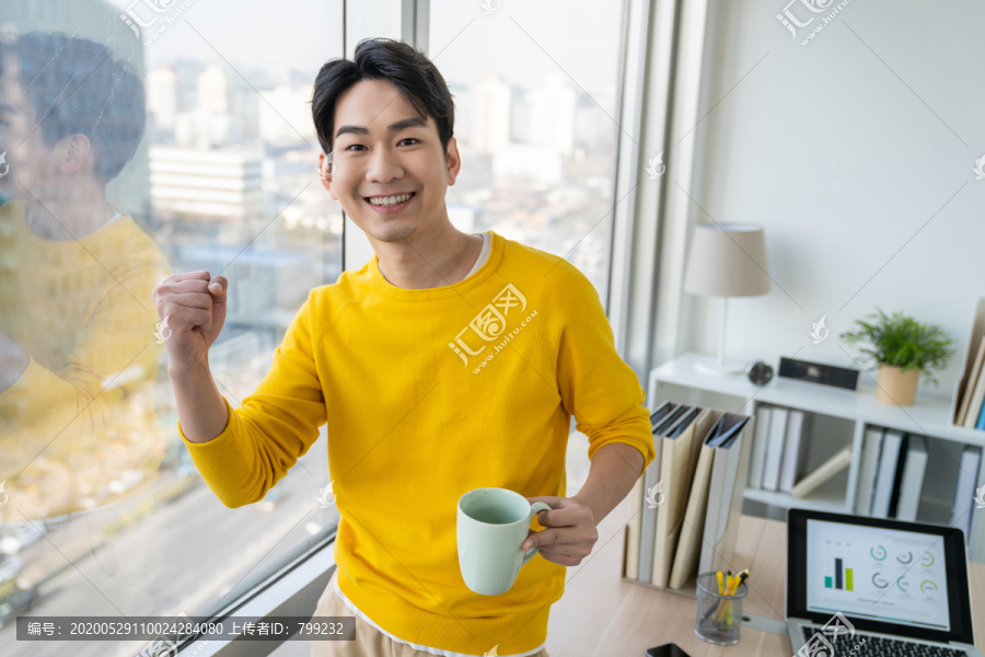 年轻男子休闲办公