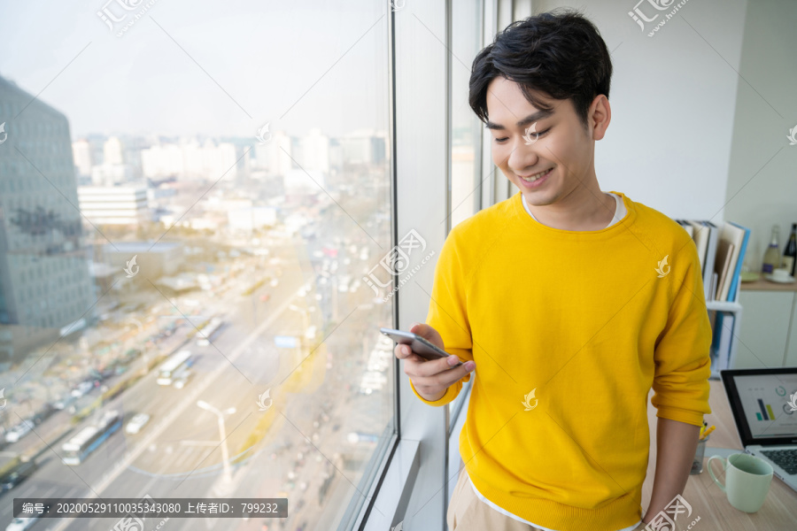 年轻男子休闲办公