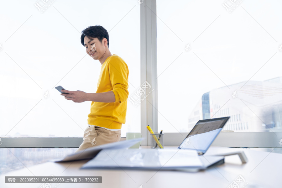 年轻男子在办公室打电话