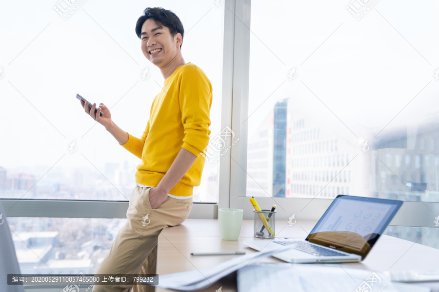 年轻男子在办公室打电话
