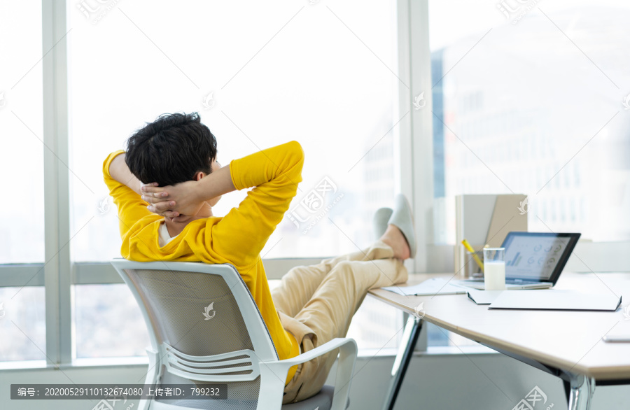 年轻男子休闲办公