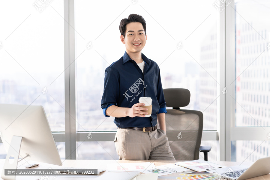 年轻商务男士在办公室工作