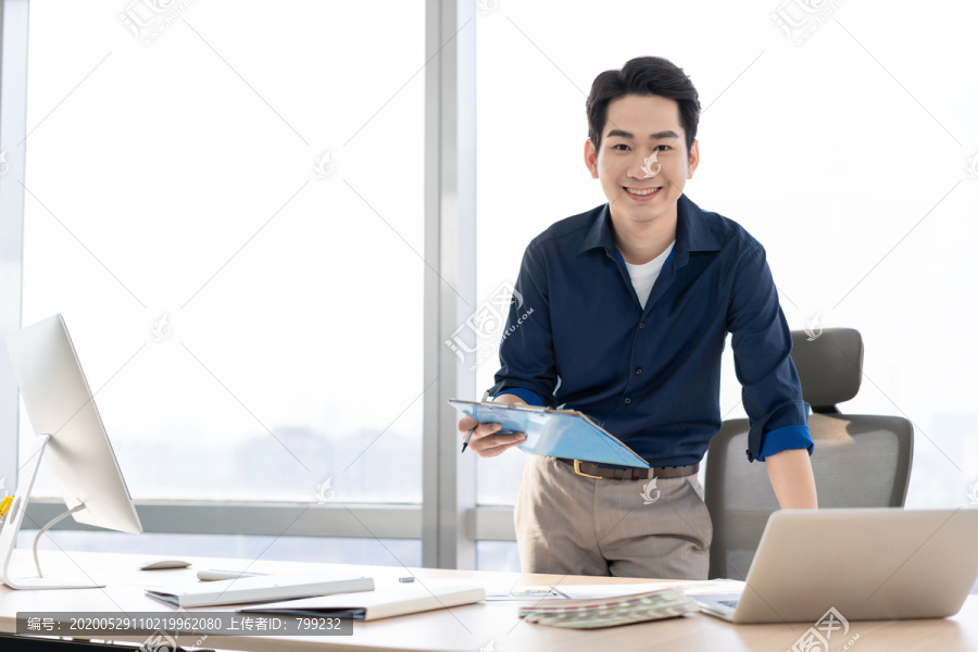 年轻商务男士在办公室工作