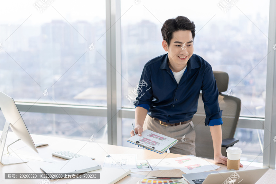年轻商务男士在办公室工作