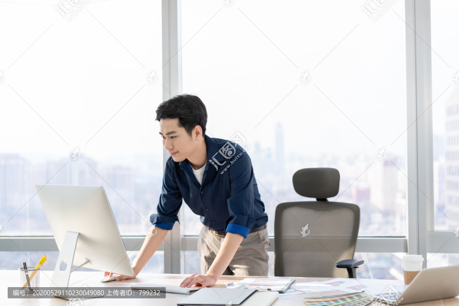 年轻商务男士在办公室工作