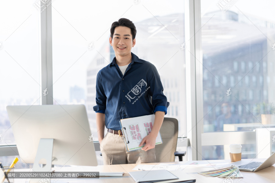 年轻商务男士在办公室工作