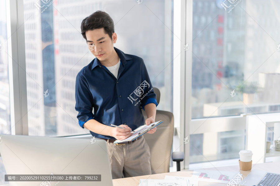 年轻商务男士在办公室工作