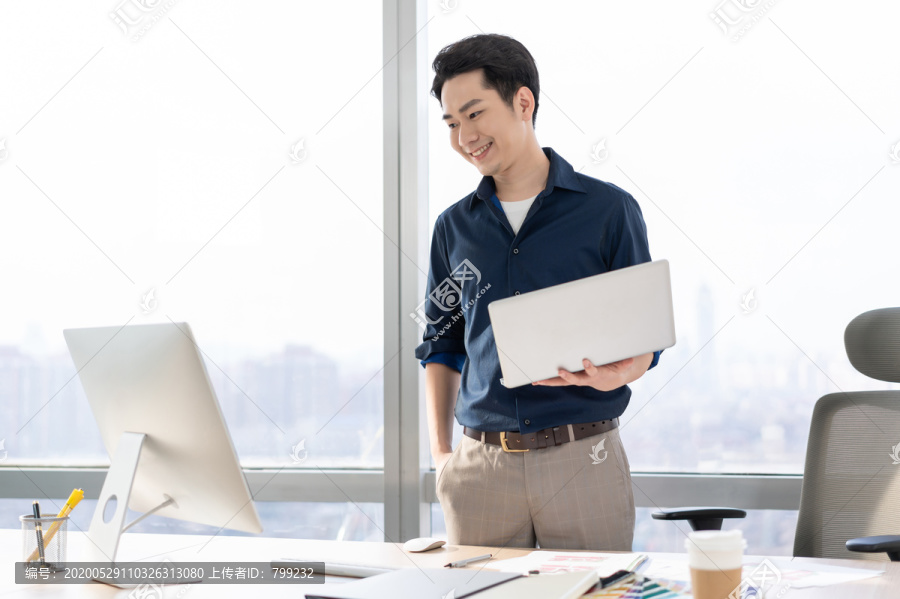年轻商务男士在办公室工作