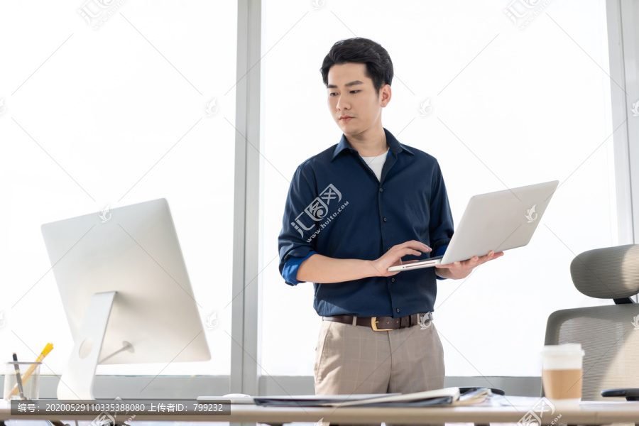 年轻商务男士在办公室工作