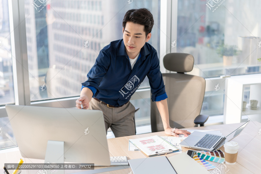 年轻商务男士在办公室工作