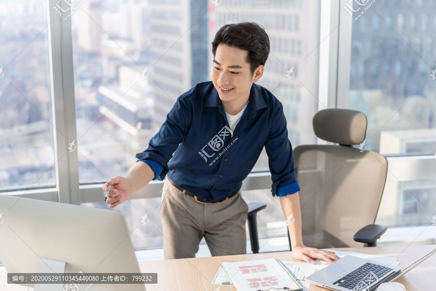 年轻商务男士在办公室工作