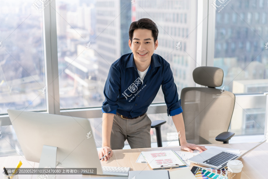 年轻商务男士在办公室工作