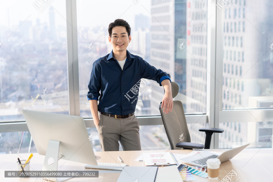 年轻商务男士在办公室工作