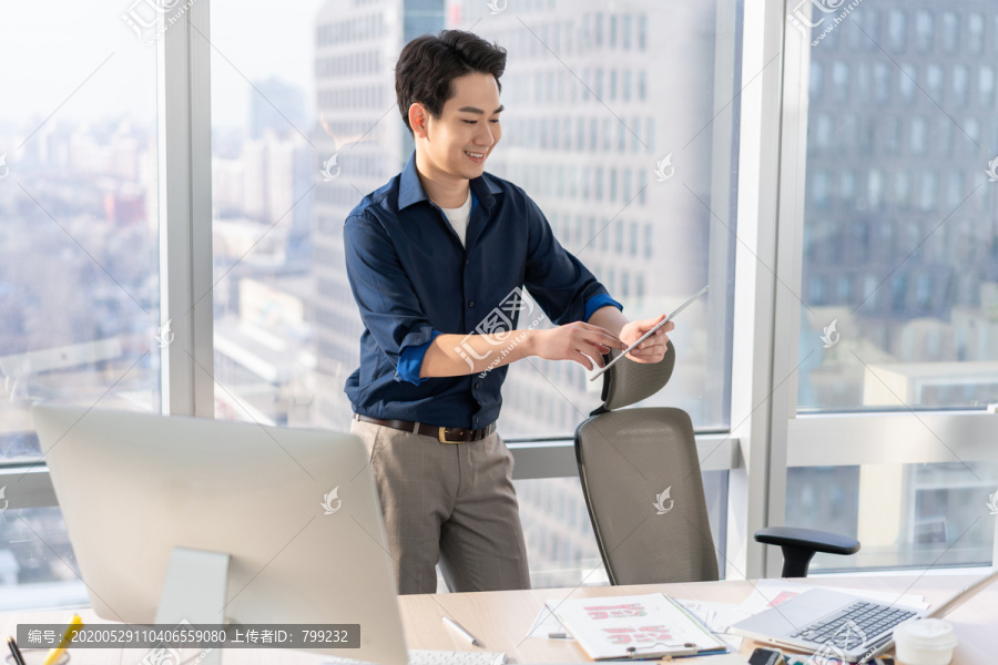 年轻商务男士在办公室工作