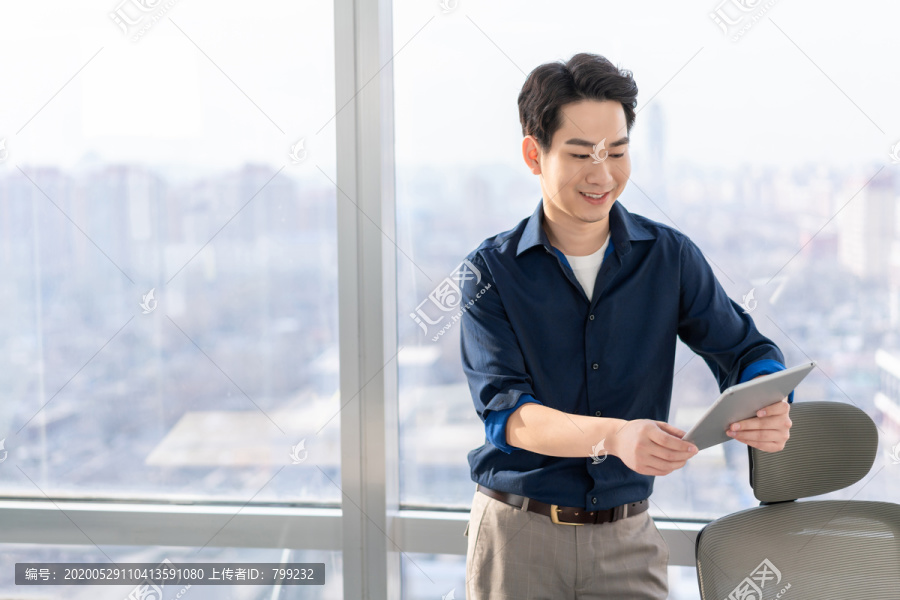 年轻商务男士在办公室工作