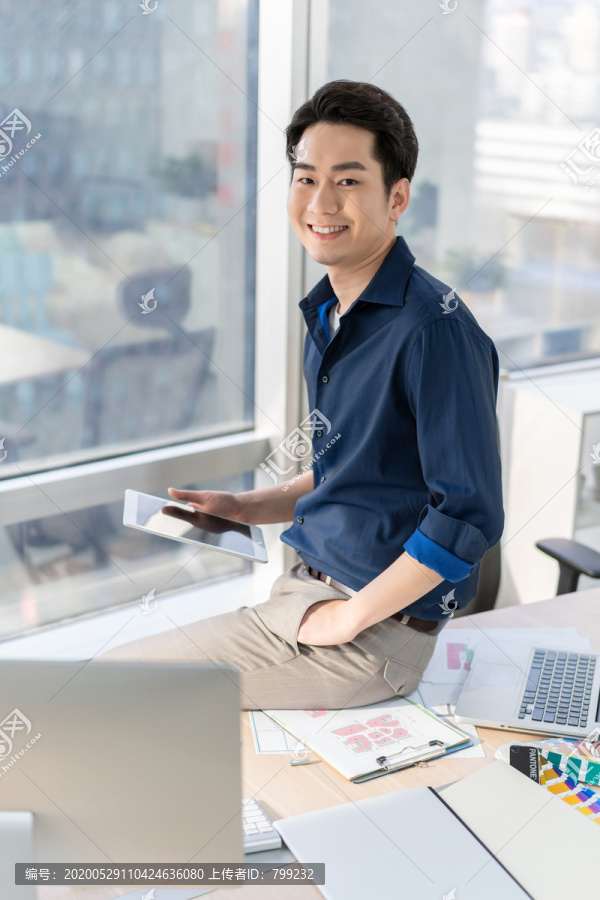 年轻商务男士在办公室工作