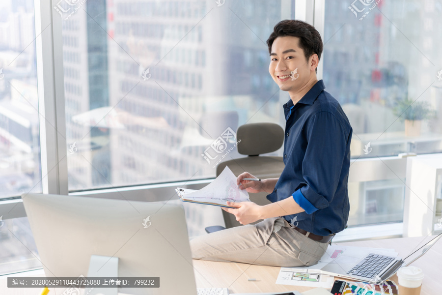 年轻商务男士在办公室工作