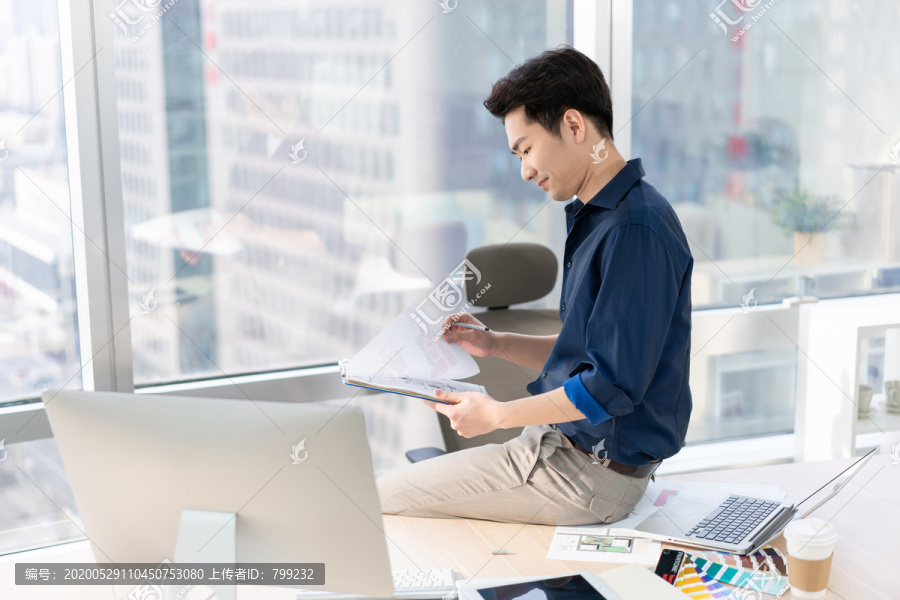 年轻商务男士在办公室工作