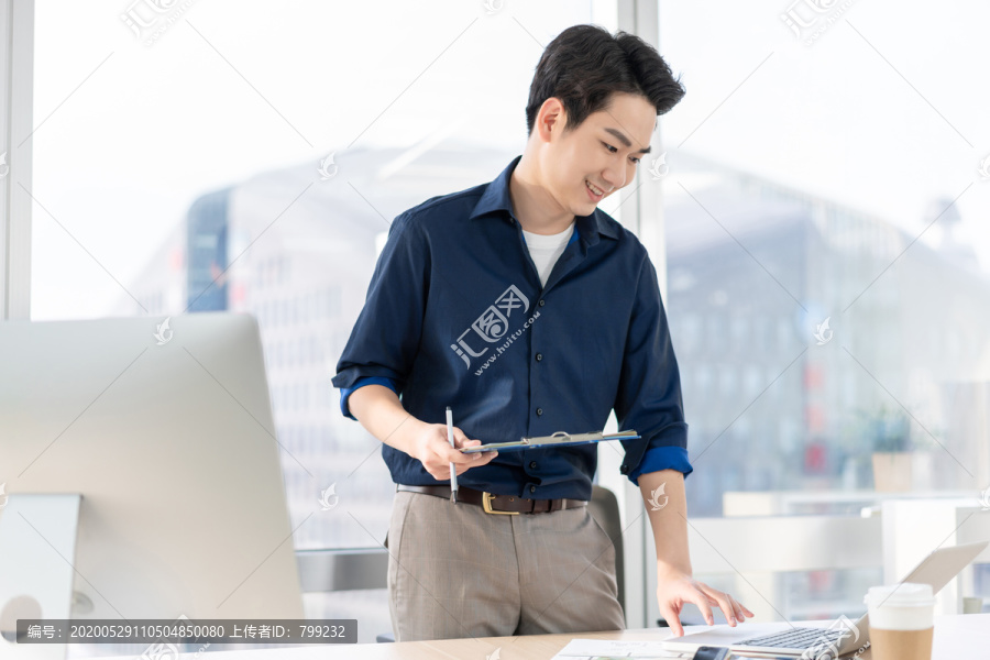 年轻商务男士在办公室工作