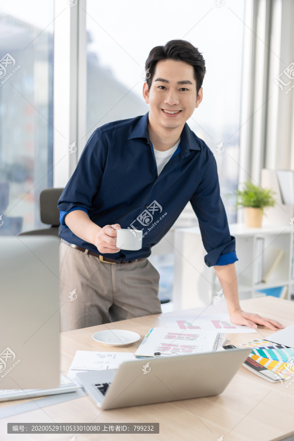 年轻商务男士在办公室工作