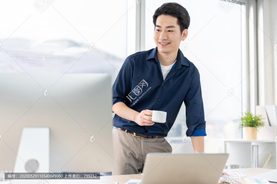 年轻商务男士在办公室工作