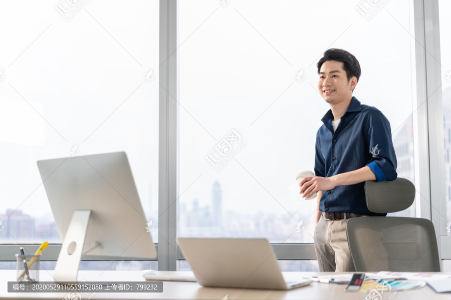 年轻商务男士在办公室工作