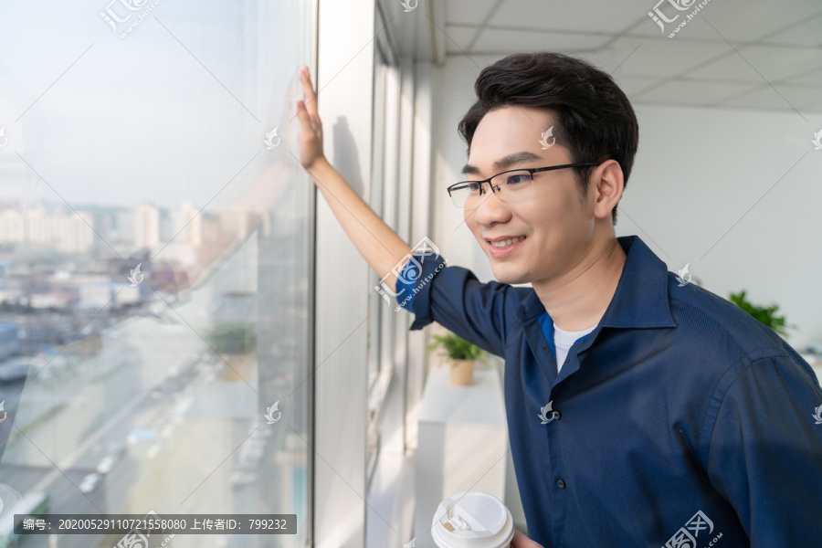 年轻商务男士在办公室喝咖啡