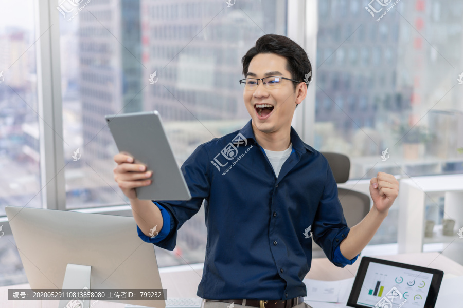 年轻商务男士在办公室工作