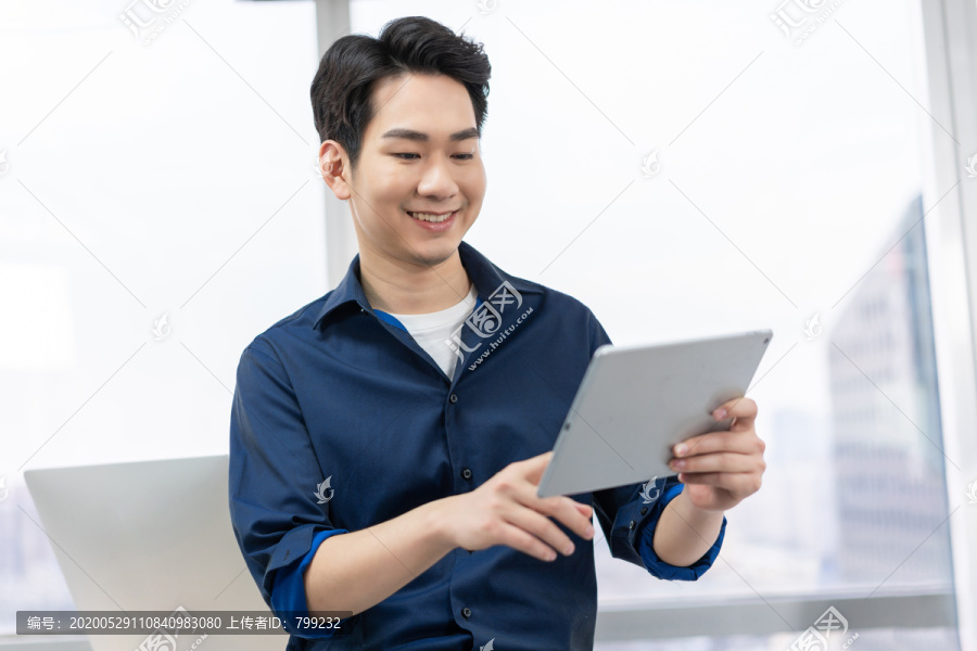 年轻商务男士在办公室工作