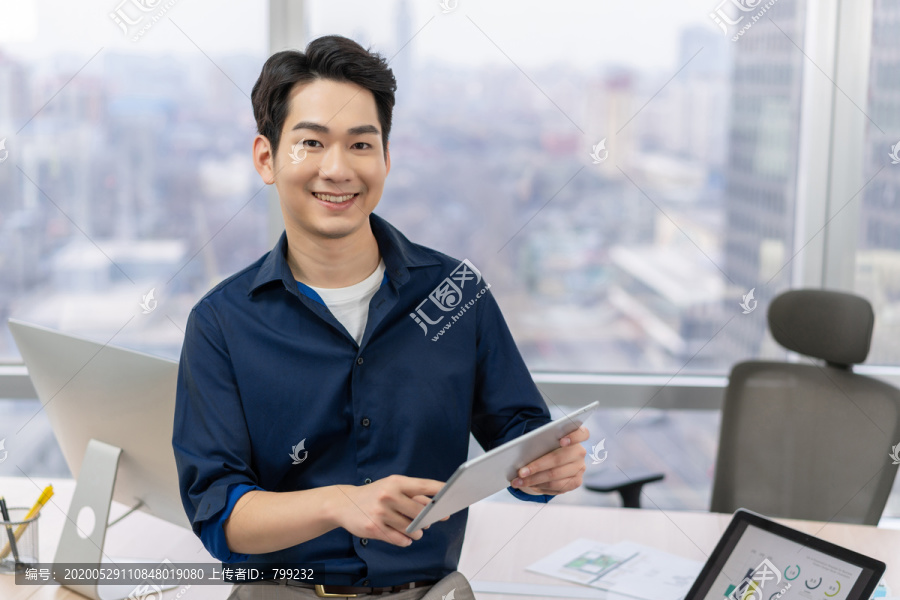 年轻商务男士在办公室工作