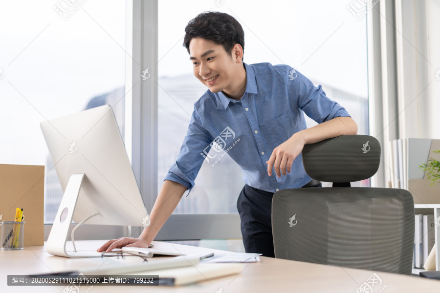 年轻商务男士在办公室工作