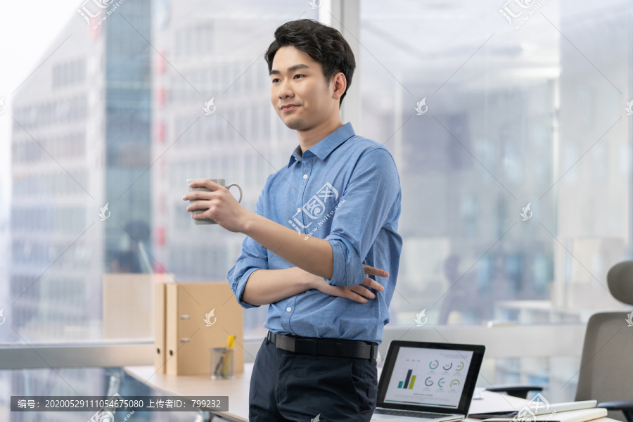 年轻商务男士在办公室工作