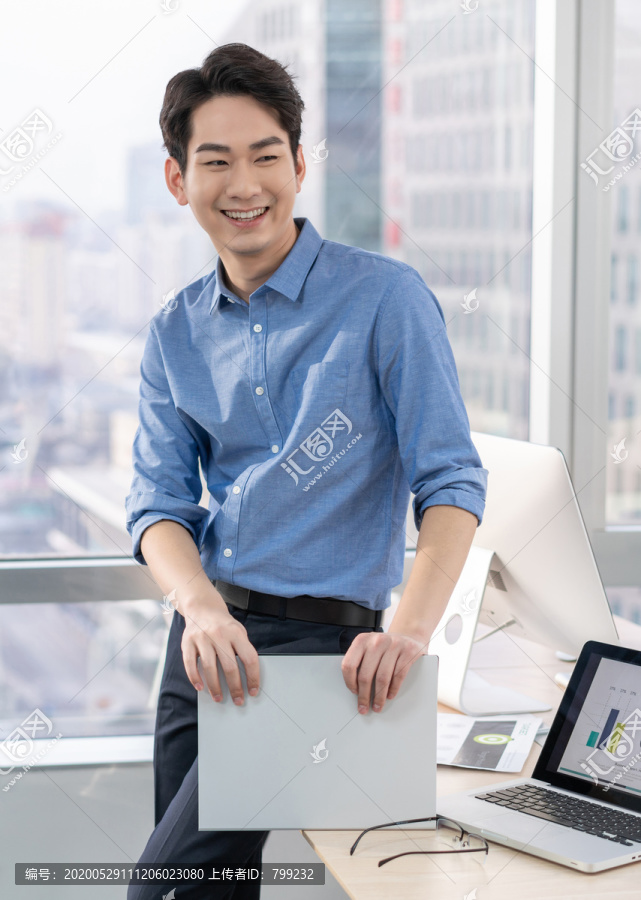年轻商务男士在办公室工作